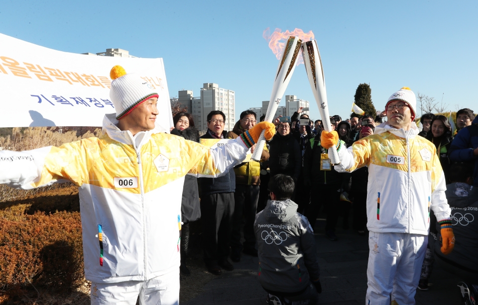 12월 13일 오후 세종특별자치시 정부세종청사 옥상정원에서 주자로 나선  세종청사에서 일하는 공무원들이 직장 선후배 및 기족들의 응원을 받으며 ‘2018 평창동계올림픽 성화 봉송’을 하고 있다. 이날 1동 국무총리실에서 시작해서 15동 문화체육관광부 옥상정원에서 성화봉송을 마무리하며 19명의 주자들이 기념촬영을 했다.
