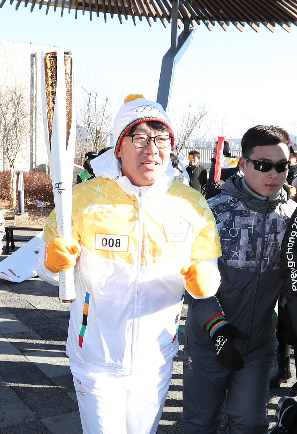 12월 13일 오후 세종특별자치시 정부세종청사 옥상정원에서 주자로 나선  세종청사에서 일하는 공무원들이 직장 선후배 및 기족들의 응원을 받으며 ‘2018 평창동계올림픽 성화 봉송’을 하고 있다. 이날 1동 국무총리실에서 시작해서 15동 문화체육관광부 옥상정원에서 성화봉송을 마무리하며 19명의 주자들이 기념촬영을 했다.
