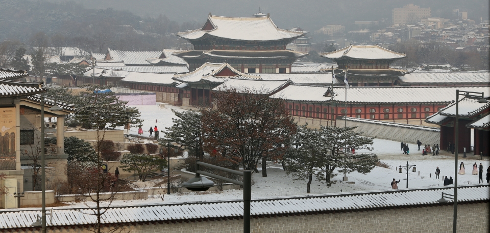 12월 18일 오후 눈이 온 경복궁을 관람객들이 구경하고 있다.
