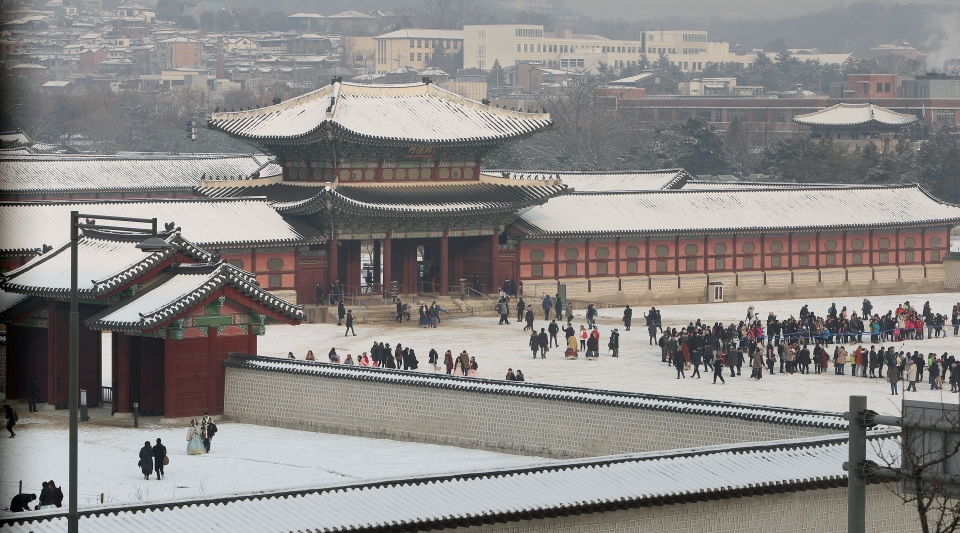 12월 18일 오후 눈이 온 경복궁을 관람객들이 구경하고 있다.

