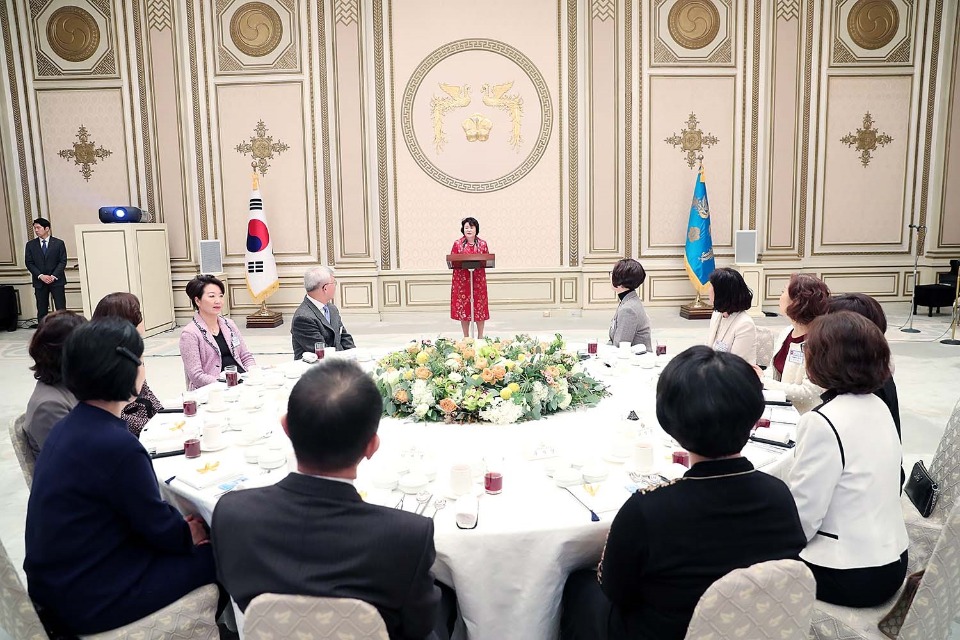 김정숙 여사, 재외공관장 배우자 초청 오찬 - 사진 | 멀티미디어 | 대한민국 정책브리핑 김정숙 여사, 재외공관장 배우자 초청 오찬