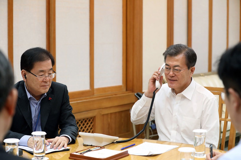 문재인 대통령이 10일 오후 청와대 관저에서 도널드 트럼프 미국 대통령과 통화하고 있다. 