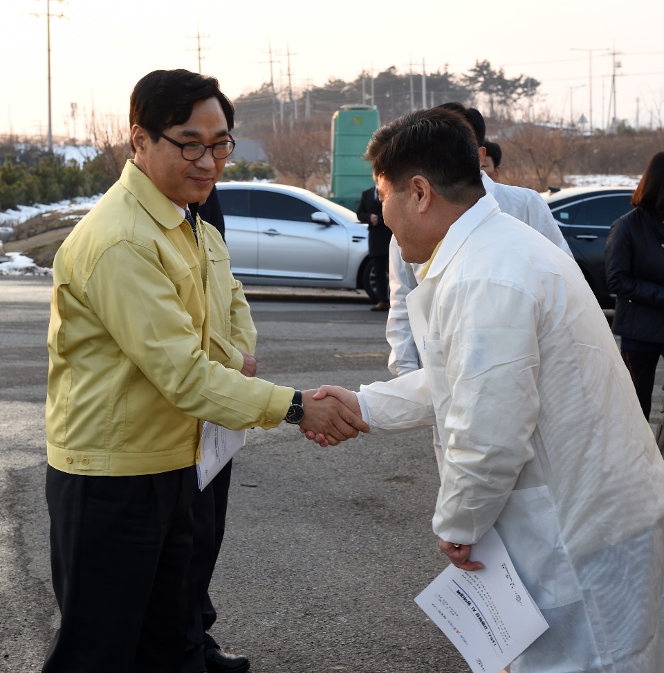 류희인 행정안전부 재난안전관리본부장이 1월15일 오후 전남 나주시 금천면 이동통제초소(개인 농가)를 방문해 관계자들을 격려하고 있다.