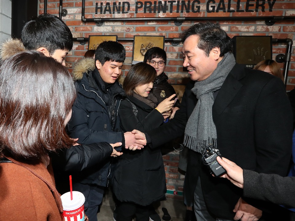이낙연 국무총리가 14일 서울 종로구 피카디리 CGV에서 페이스북 친구들과 영화1987을 관람하고 있다.
 
