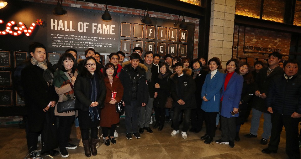 이낙연 국무총리가 14일 서울 종로구 피카디리 CGV에서 페이스북 친구들과 영화1987을 관람하고 있다.
 
