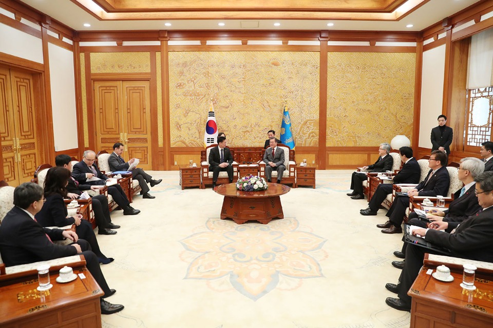 문재인 대통령이 15일 오후 청와대 본관 접견실에서 방한 중인 오흐나 후렐수흐 몽골 총리와 얘기를 나누고 있다.