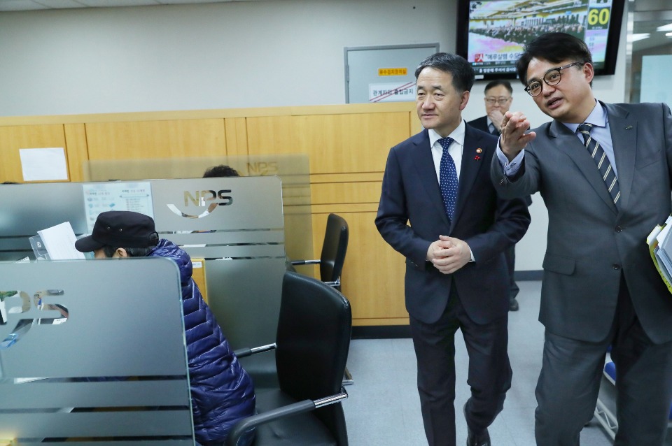 박능후 보건복지부 장관이 1월 15일 경기도 수원시에서 최저임금 현장점검을 하고 있다. 