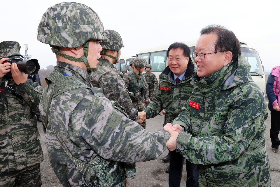 김부겸 행정안전부 장관이 1월 18일 오전 백령도 해병대 흑룡부대를 방문하여 군 장병들을 격려하고 있다.