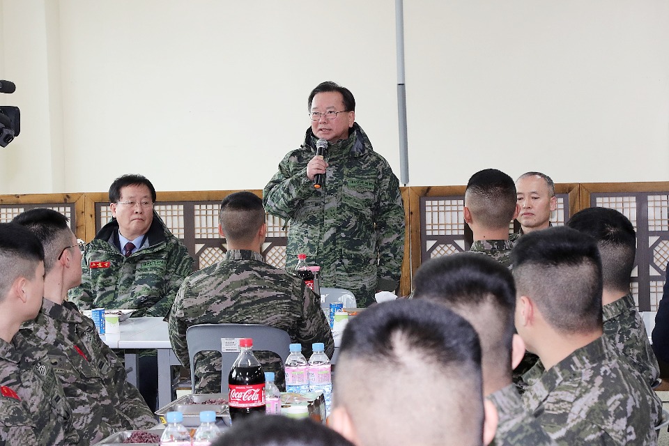 김부겸 행정안전부 장관이 1월 18일 오전 백령도 해병대 흑룡부대를 방문하여 군 장병들과 오찬을 함께하며 격려하고 있다.
