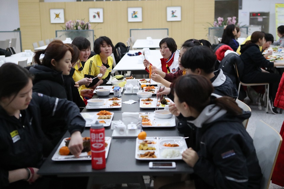여자아이스하키 남북 단일팀이 지난 28일 충북 진천 국가대표선수촌에서 함께 저녁식사를 하고 있다. 