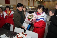 여자 아이스하키 단일팀, 함께 축하하는 동료의 생일 사진 3