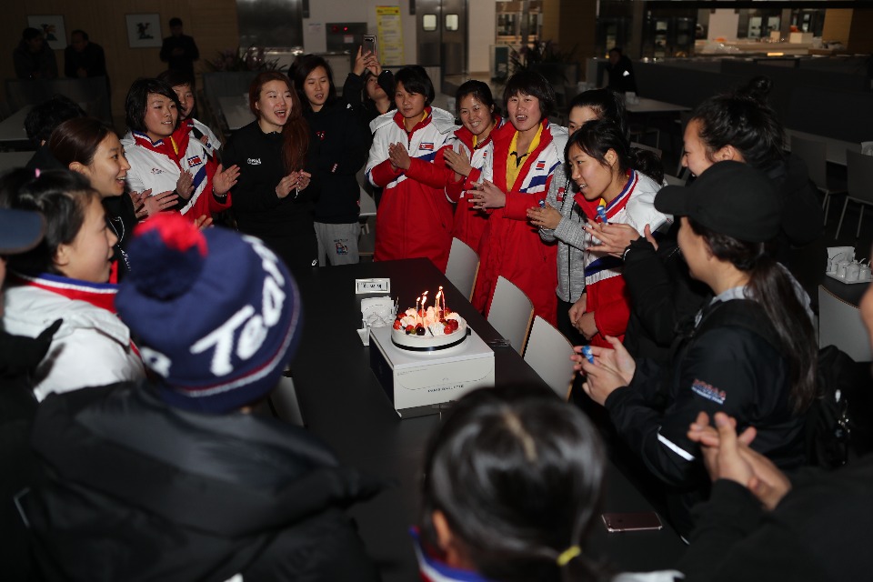 28일 저녁 충북 진천 국가대표선수촌에서 여자아이스하키 선수들이 생일을 맞이한 북한의 진옥 선수를 축하해주고 있다.