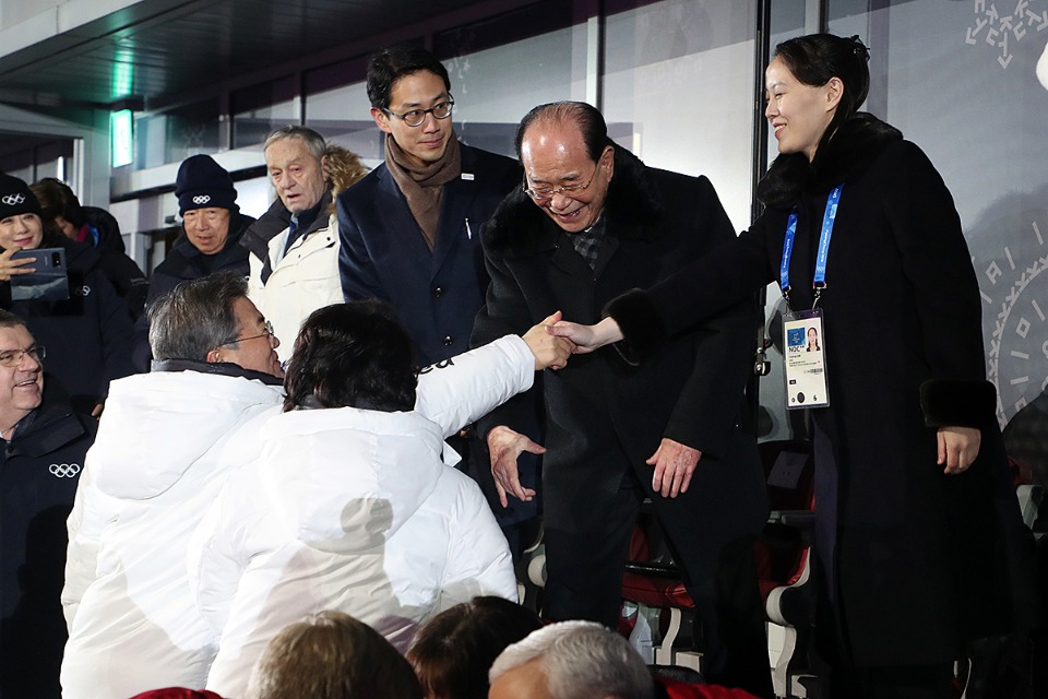 문재인 대통령과 김여정 북한 노동당 중앙위 제1부부장이 9일 강원 평창 올림픽스타디움에서 열린 '2018 평창동계올림픽' 개막식에 참석해 악수를 나누고 있다. 