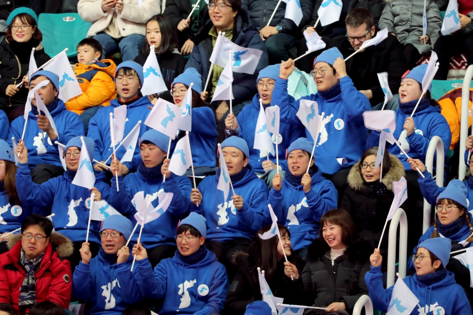 여자 아이스하키 조별예선 2차전 남북 단일팀 대 스웨덴 경기 응원하는 관람객들