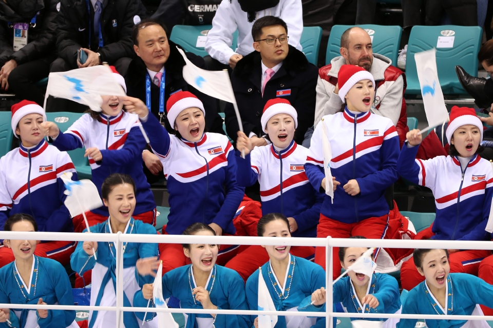 여자 아이스하키 조별예선 2차전 남북 단일팀 대 스웨덴 경기 북한 응원단  응원