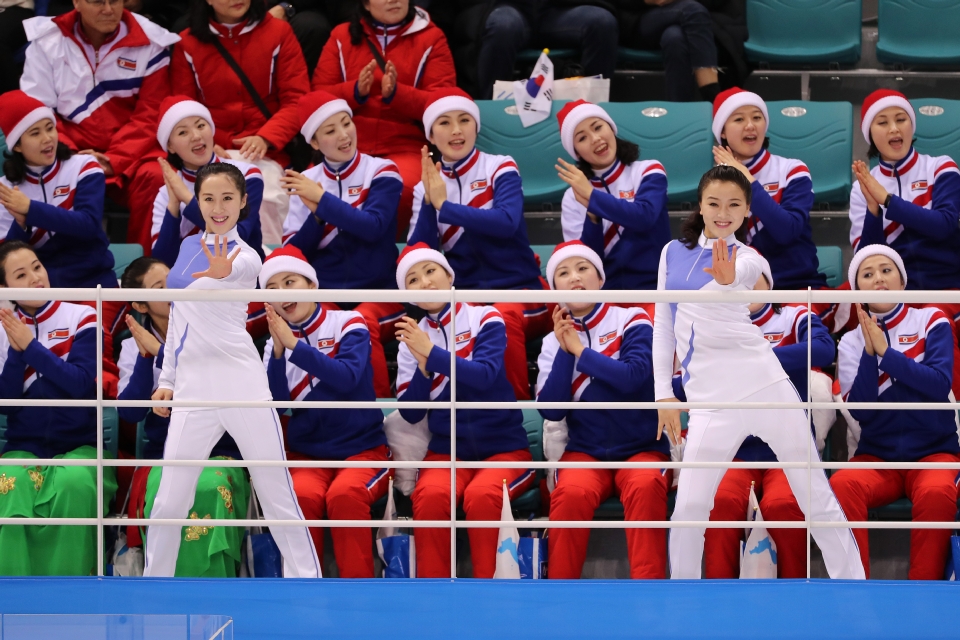 여자 아이스하키 조별예선 2차전 남북 단일팀 대 스웨덴 경기 북한 응원단  응원