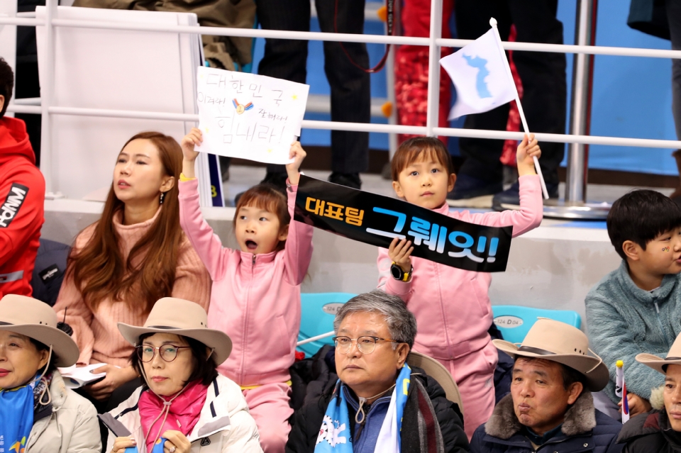여자 아이스하키 조별예선 2차전 남북 단일팀 대 스웨덴 경기 응원하는 어린이들