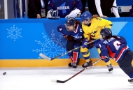여자 아이스하키 조별예선 2차전 남북 단일팀 대 스웨덴 경기 사진 7