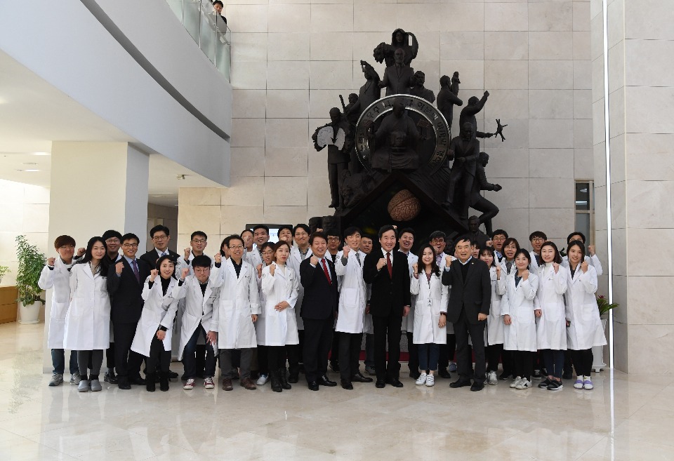 이낙연 국무총리가 22일 대구시 동구 한국뇌연구원을 방문, 첨단 뇌연구장비센터를 둘러보고 있다.