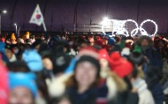 평창동계올림픽 폐회식 관람객들과 자원봉사자들 사진 15