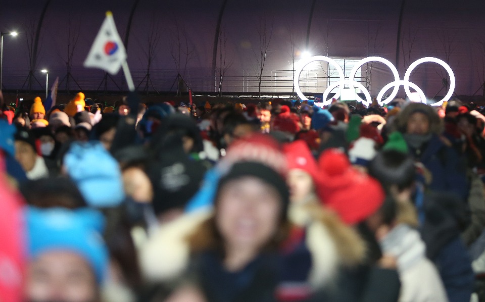 평창동계올림픽 폐회식 관람객들과 자원봉사자들