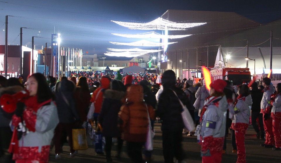 평창동계올림픽 폐회식 관람객들과 자원봉사자들