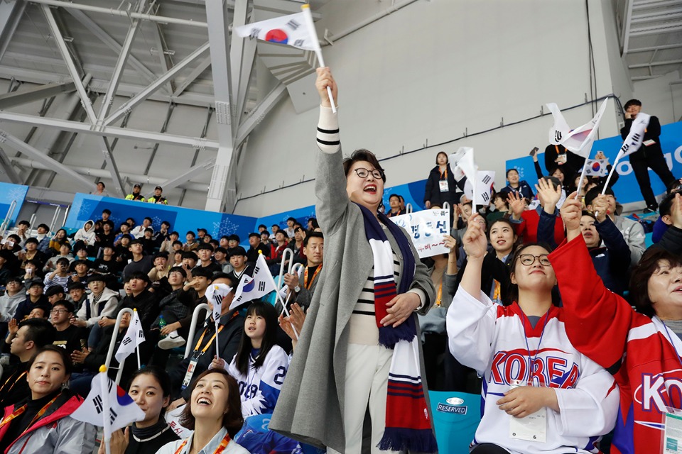 김정숙 여사가 15일 강원도 강릉 하키 센터에서 열린 2018평창동계패럴림픽 아이스하키 대한민국과 캐나다의 경기를 관람하며 응원하고 있다. 