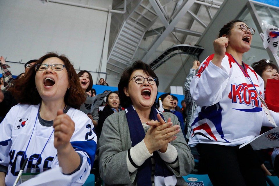 김정숙 여사가 15일 강원도 강릉 하키 센터에서 열린 2018평창동계패럴림픽 아이스하키 대한민국과 캐나다의 경기를 관람하며 응원하고 있다. 