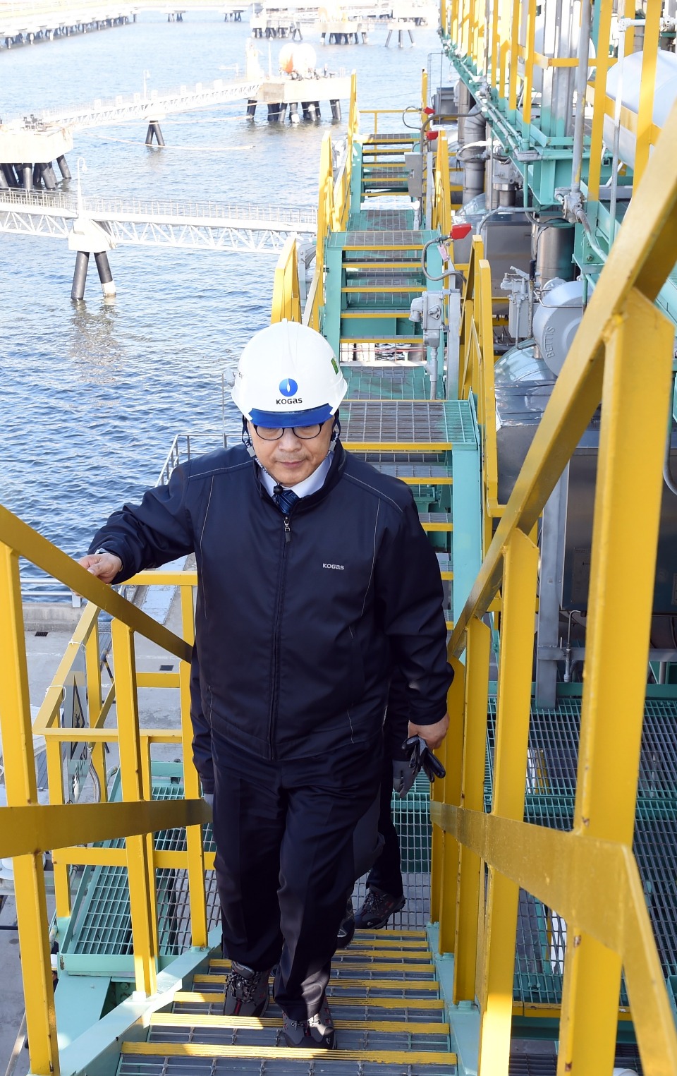 류희인 행정안전부 재난안전관리본부장이 3월 16일 오후 한국가스공사 인천기지본부를 방문해 LNG 생산기지 설비에 대해 관계자들과 안전점검을 하고 있다.