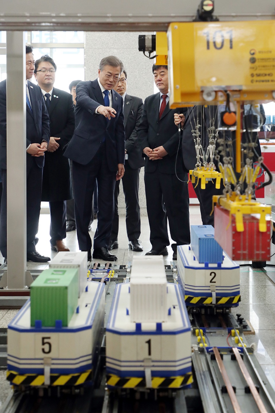 문재인 대통령이 16일 오전 부산 신항을 방문해 자동화 컨테이너터미널 모형을 둘러보고 있다.