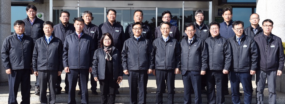 류희인 행정안전부 재난안전관리본부장이 3월 16일 오후 한국가스공사 인천기지본부를 방문해 직원들과 기념촬영을 하고 있다.