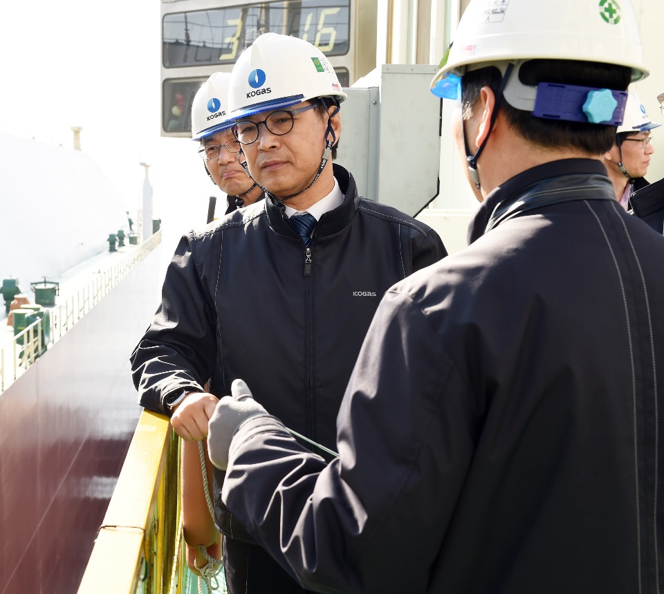 류희인 행정안전부 재난안전관리본부장이 3월 16일 오후 한국가스공사 인천기지본부를 방문해 LNG 생산기지 설비에 대해 관계자들과 안전점검을 하고 있다.