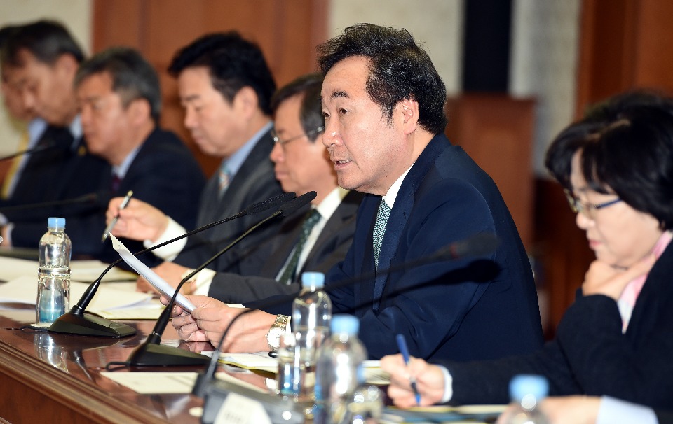 이낙연 국무총리가 22일 세종로 정부서울청사에서 열린 국정현안점검조정회의를 주재, 모두발언을 하고 있다.