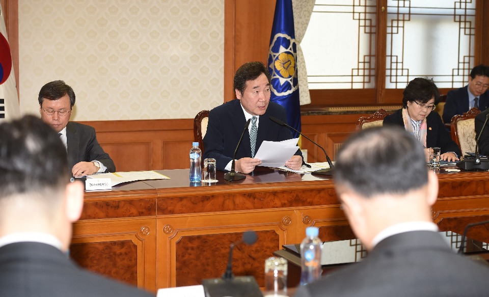 이낙연 국무총리가 22일 세종로 정부서울청사에서 열린 국정현안점검조정회의를 주재, 모두발언을 하고 있다.
