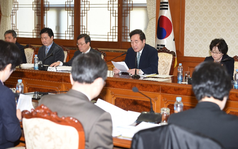 이낙연 국무총리가 22일 세종로 정부서울청사에서 열린 국정현안점검조정회의를 주재, 모두발언을 하고 있다.