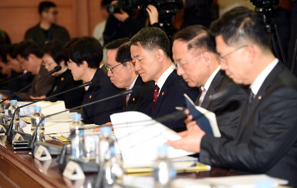 이낙연 국무총리가 22일 세종로 정부서울청사에서 열린 국정현안점검조정회의를 주재, 모두발언을 하고 있다.