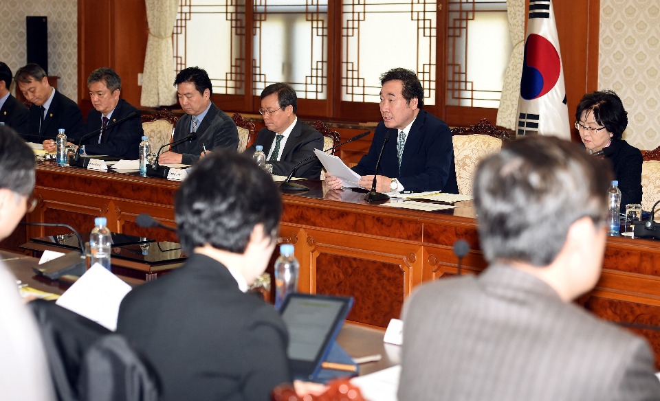 이낙연 국무총리가 22일 세종로 정부서울청사에서 열린 국정현안점검조정회의를 주재, 모두발언을 하고 있다.