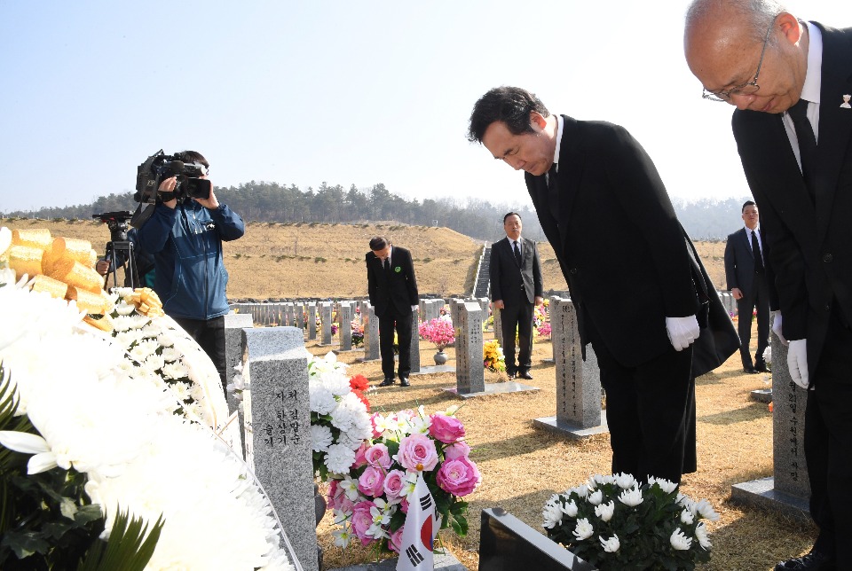이낙연 국무총리가 23일 대전 유성구 국립대전현충원에서 열린 서해수호의 날 기념식에서 묘역 참배 및 기념사를 하고 있다.