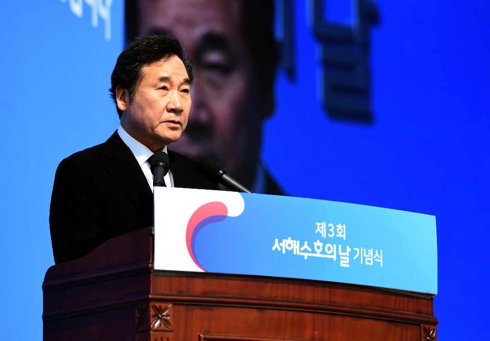 이낙연 국무총리가 23일 대전 유성구 국립대전현충원에서 열린 서해수호의 날 기념식에서 묘역 참배 및 기념사를 하고 있다.