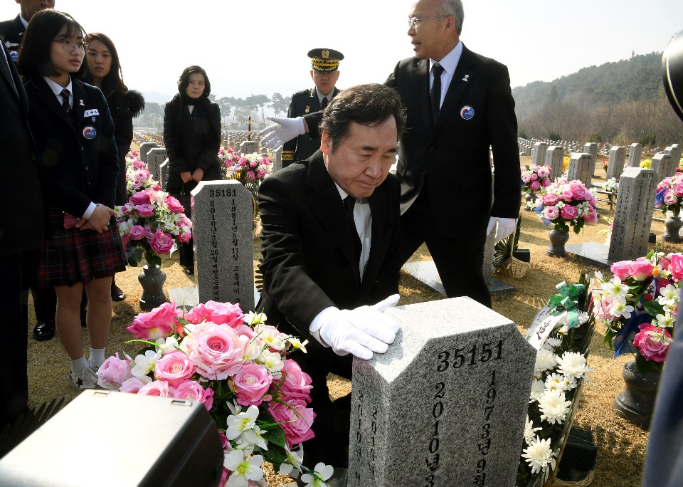 이낙연 국무총리가 23일 대전 유성구 국립대전현충원에서 열린 서해수호의 날 기념식에서 묘역 참배 및 기념사를 하고 있다.