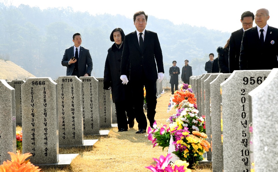 이낙연 국무총리가 23일 대전 유성구 국립대전현충원에서 열린 서해수호의 날 기념식에서 묘역 참배 및 기념사를 하고 있다.