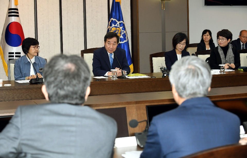 이낙연 국무총리가 18일 세종 어진동 정부세종청사에서 녹색성장위원회를 주재하고 있다.