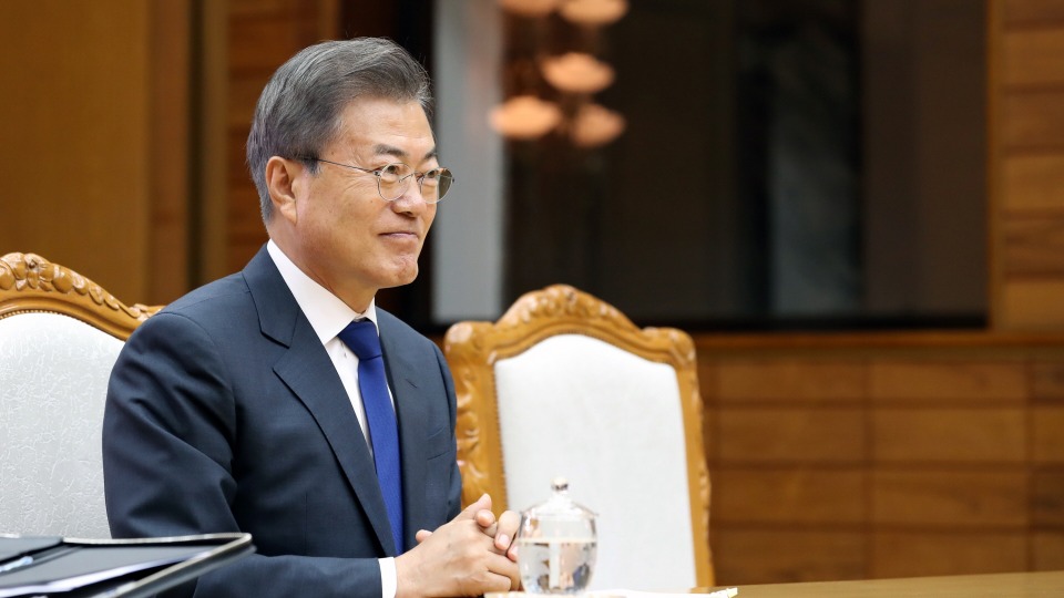 문재인 대통령과 김정은 북한 국무위원장이 지난 26일 오후 판문점 북측 통일각에서 제2차 남북정상회담을 하고 있다.