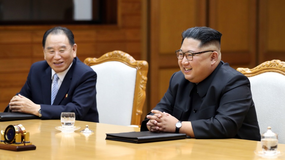문재인 대통령과 김정은 북한 국무위원장이 지난 26일 오후 판문점 북측 통일각에서 제2차 남북정상회담을 하고 있다.