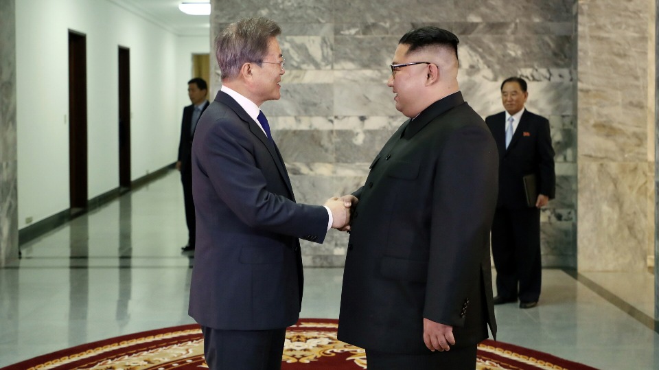 문재인 대통령과 김정은 북한 국무위원장이 26일 오후 판문점 북측 통일각에서 정상회담을 하기 앞서 악수하고 있다. 