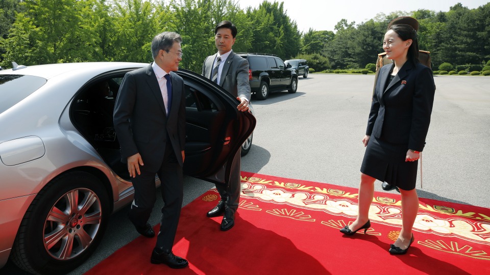 문재인 대통령이 지난 26일 오후 판문점 북측 통일각에서 열린 제2차 남북정상회담에 앞서 마중 나온 김여정 노동당 중앙위원회 제1부부장과 인사를 나누고 있다.