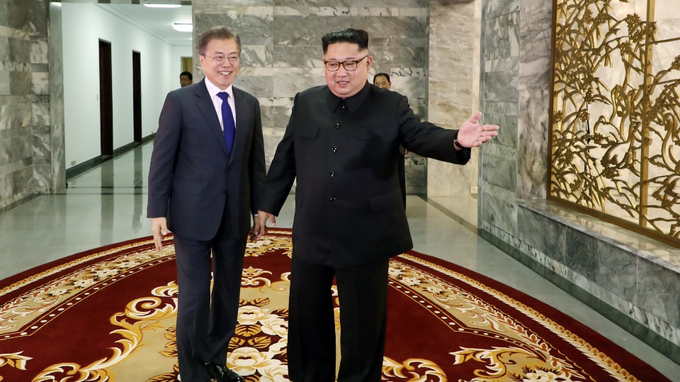문재인 대통령과 김정은 북한 국무위원장이 지난 26일 오후 판문점 북측 통일각에서 정상회담을 하기 앞서 인사한 뒤 이동하고 있다.