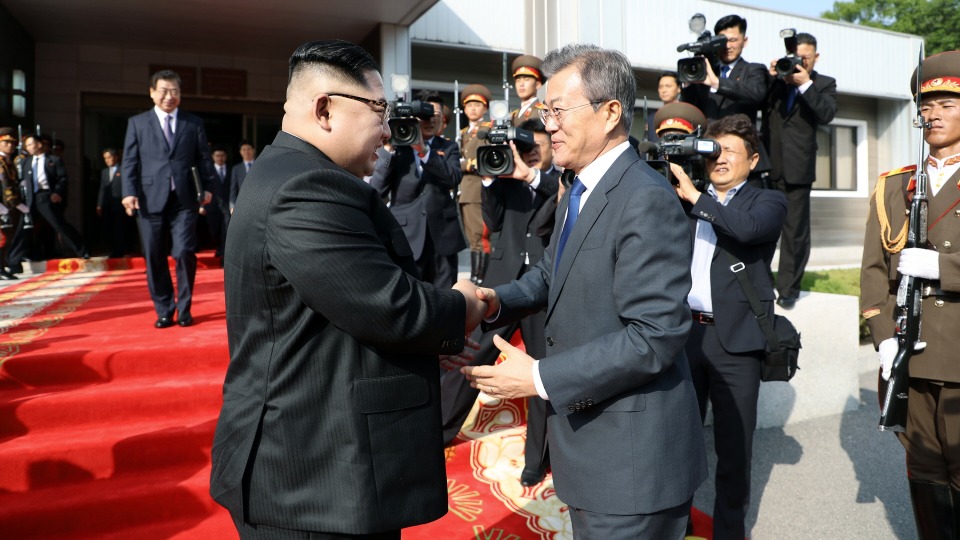 문재인 대통령과 김정은 북한 국무위원장이 지난 26일 오후 판문점 북측 통일각에서 열린 남북정상회담을 마친 뒤 인사를 나누고 있다.