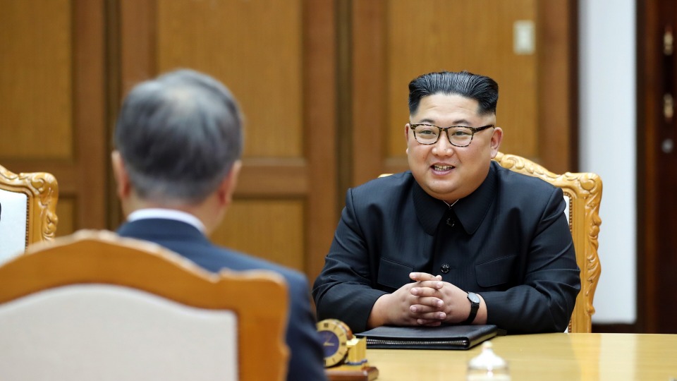 문재인 대통령과 김정은 북한 국무위원장이 지난 26일 오후 판문점 북측 통일각에서 제2차 남북정상회담을 하고 있다.