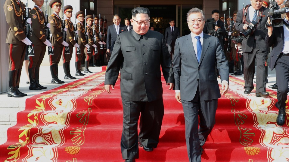 문재인 대통령과 김정은 북한 국무위원장이 지난 26일 오후 판문점 북측 통일각에서 열린 남북정상회담을 마친 뒤 함께 나오고 있다. 